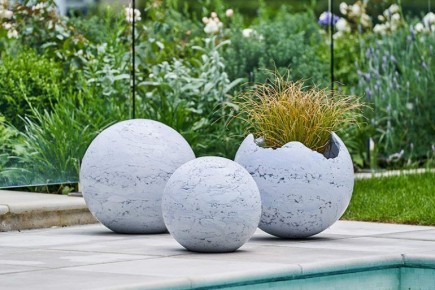 Бетонные шары в оформлении сада: креативные идеи и советы по изготовлению