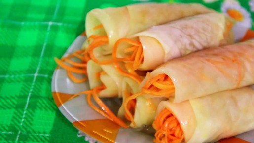 Маринованные капустные рулетики с морковью — изысканная закуска для праздника