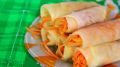Маринованные капустные рулетики с морковью — изысканная закуска для праздника