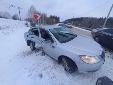 16 апреля 2026 года около 06 часов 00 минут в городе Томске на 14 километре автодороги "Томск-Аэропорт" произошло столкновение двух автомобилей