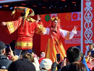 Культурный обмен: Московская Масленица в Пекине впечатляет гостей