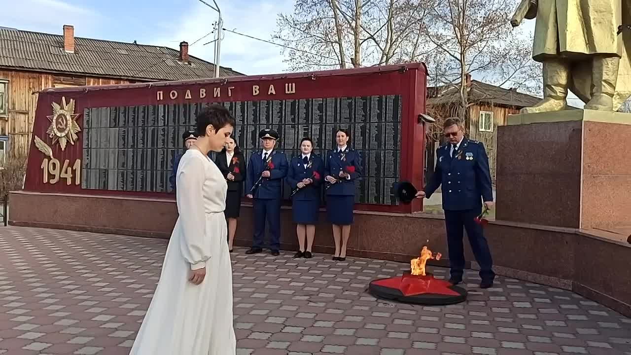 «Журавли», слова – Расул Гамзатов, перевод с аварского – Наум Гребнев, музыка – Ян Френкель, исполняют помощники Колпашевской городской прокуратуры Ксения Позднякова и Роман Фокеев