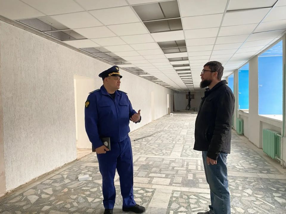 Прокурор г. Стрежевого Томской области Николай Чмирь вновь оценил темпы капитального ремонта школы