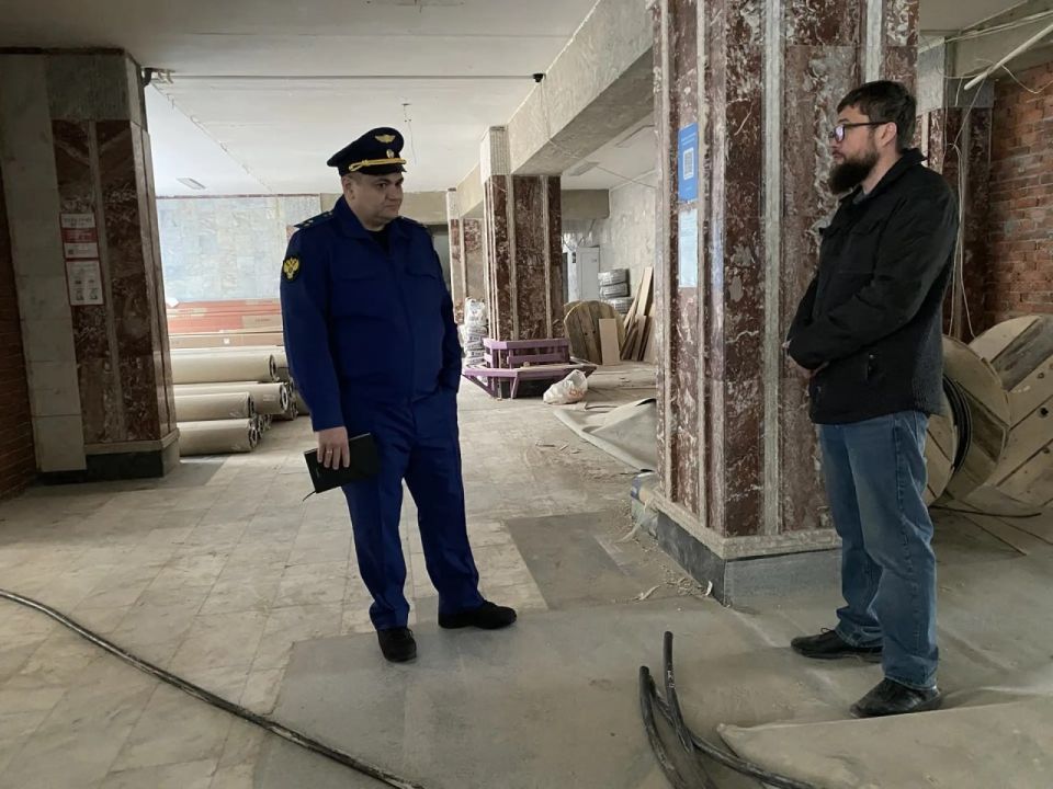 Прокурор г. Стрежевого Томской области Николай Чмирь вновь оценил темпы капитального ремонта школы Прокурор г. Стрежевого Томской области Николай Чмирь вновь оценил темпы капитального ремонта школы