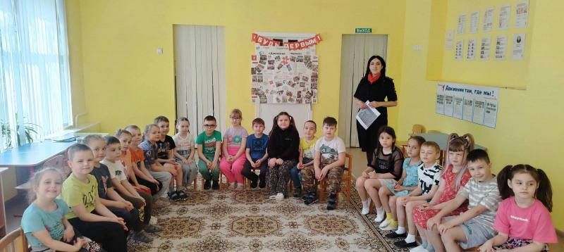 В преддверии летних каникул полицейские встретились с выпускными группами дошкольного учреждения В преддверии летних каникул полицейские встретились с выпускными группами дошкольного учреждения
