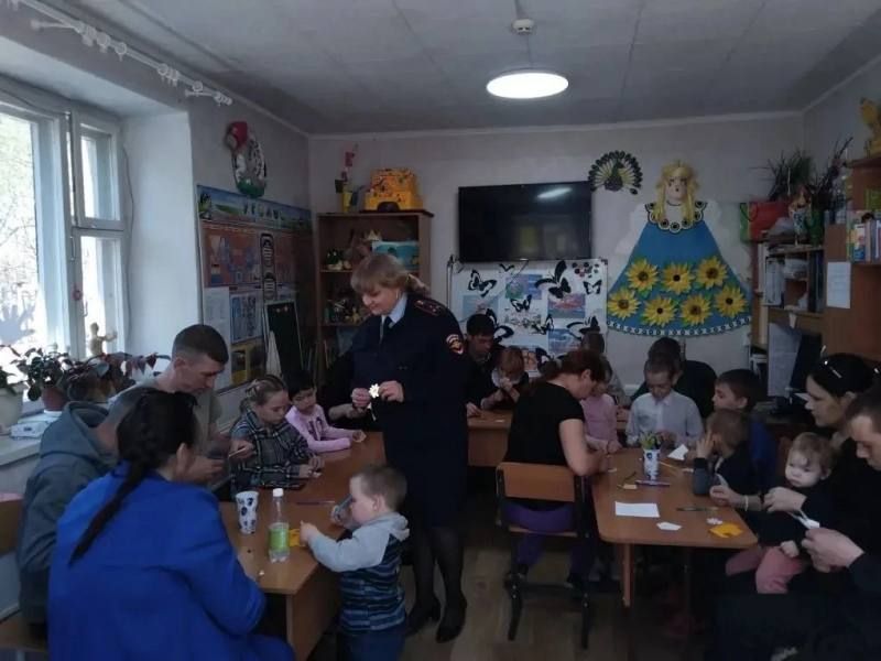 В Кожевниковском районе в Центре помощи семье и детям полицейские организовали мастер-класс по изготовлению световозвращателей В Кожевниковском районе в Центре помощи семье и детям полицейские организовали мастер-класс по изготовлению световозвращателей