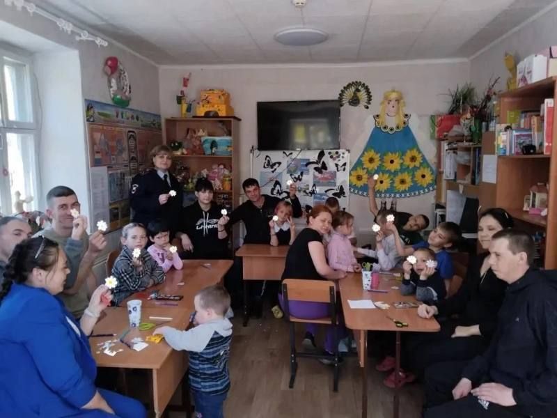 В Кожевниковском районе в Центре помощи семье и детям полицейские организовали мастер-класс по изготовлению световозвращателей В Кожевниковском районе в Центре помощи семье и детям полицейские организовали мастер-класс по изготовлению световозвращателей