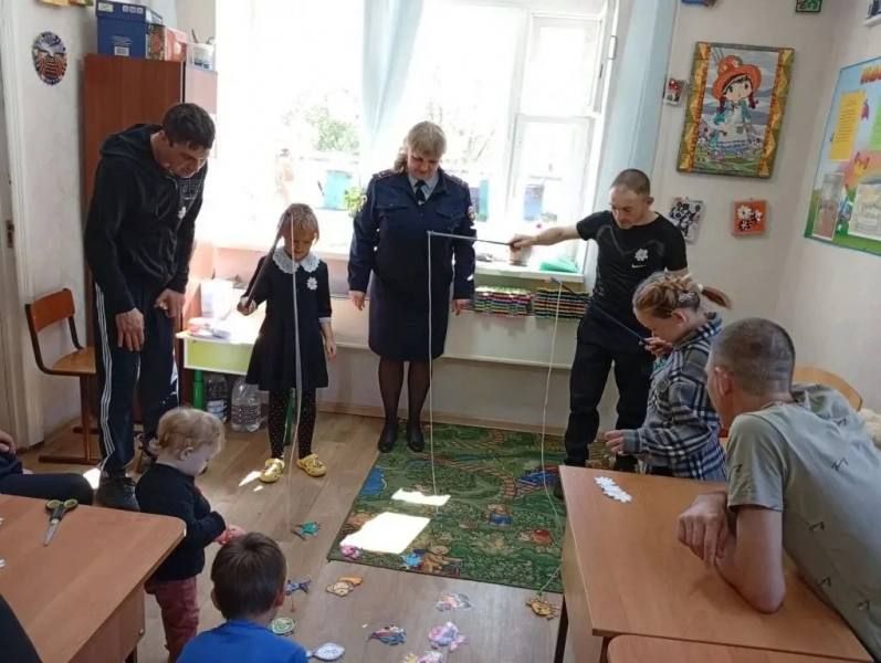 В Кожевниковском районе в Центре помощи семье и детям полицейские организовали мастер-класс по изготовлению световозвращателей В Кожевниковском районе в Центре помощи семье и детям полицейские организовали мастер-класс по изготовлению световозвращателей