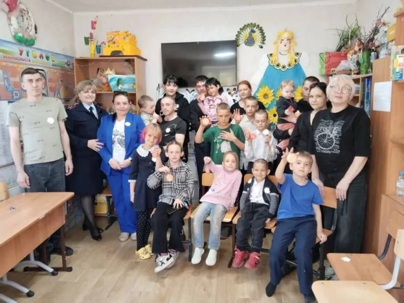 В Кожевниковском районе в Центре помощи семье и детям полицейские организовали мастер-класс по изготовлению световозвращателей В Кожевниковском районе в Центре помощи семье и детям полицейские организовали мастер-класс по изготовлению световозвращателей