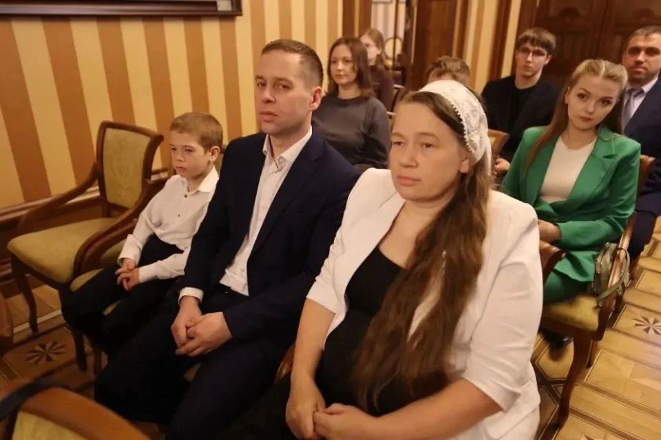 Владимир Мазур: Сегодня встретился с многодетными семьями, наградил мам и пап почётным знаком «Родительская доблесть» Владимир Мазур: Сегодня встретился с многодетными семьями, наградил мам и пап почётным знаком «Родительская доблесть»