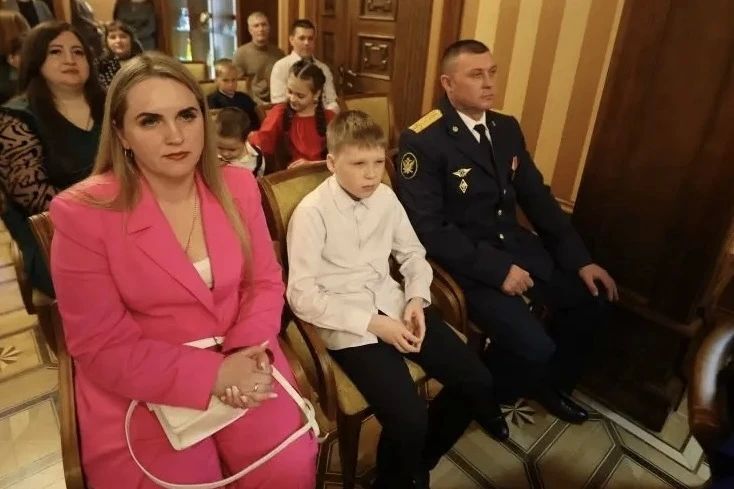 Владимир Мазур: Сегодня встретился с многодетными семьями, наградил мам и пап почётным знаком «Родительская доблесть» Владимир Мазур: Сегодня встретился с многодетными семьями, наградил мам и пап почётным знаком «Родительская доблесть»