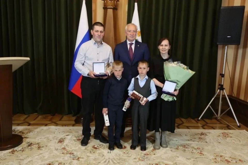 Владимир Мазур: Сегодня встретился с многодетными семьями, наградил мам и пап почётным знаком «Родительская доблесть» Владимир Мазур: Сегодня встретился с многодетными семьями, наградил мам и пап почётным знаком «Родительская доблесть»