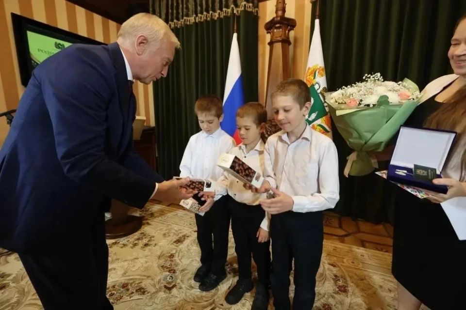Владимир Мазур: Сегодня встретился с многодетными семьями, наградил мам и пап почётным знаком «Родительская доблесть» Владимир Мазур: Сегодня встретился с многодетными семьями, наградил мам и пап почётным знаком «Родительская доблесть»