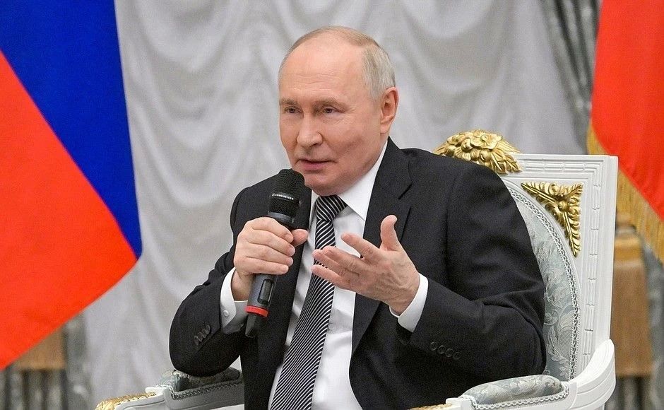 Владимир Путин встретился с выпускниками первого потока кадровой программы «Время Героев» Владимир Путин встретился с выпускниками первого потока кадровой программы «Время Героев»
