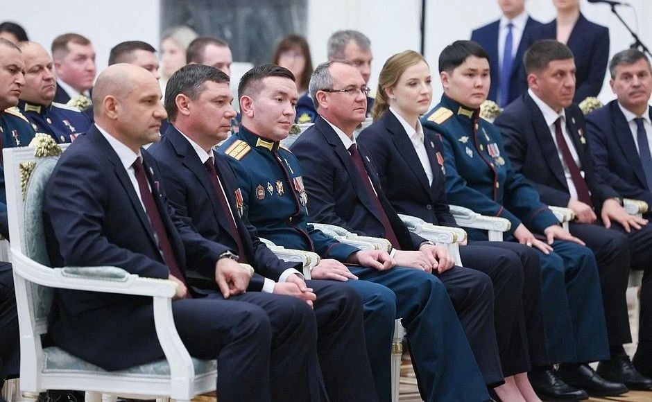 Владимир Путин встретился с выпускниками первого потока кадровой программы «Время Героев» Владимир Путин встретился с выпускниками первого потока кадровой программы «Время Героев»