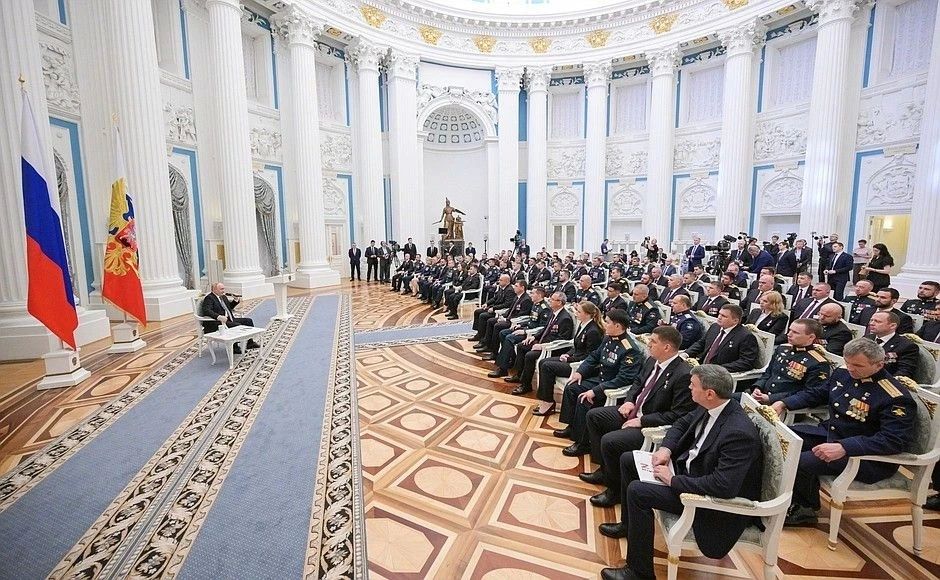 Владимир Путин встретился с выпускниками первого потока кадровой программы «Время Героев» Владимир Путин встретился с выпускниками первого потока кадровой программы «Время Героев»