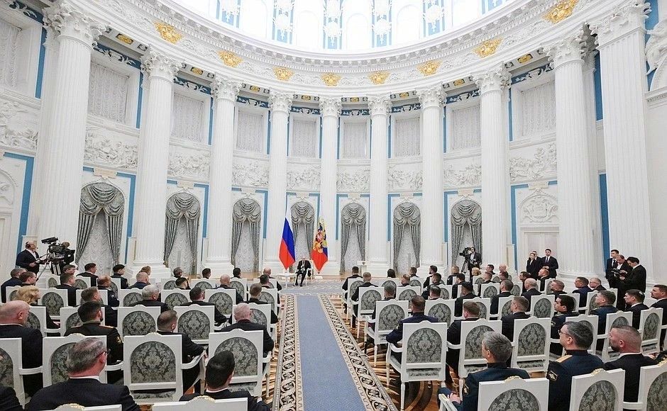 Владимир Путин встретился с выпускниками первого потока кадровой программы «Время Героев» Владимир Путин встретился с выпускниками первого потока кадровой программы «Время Героев»
