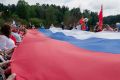 Участники автопробега ко Дню России развернули российский триколор в деревне Губино