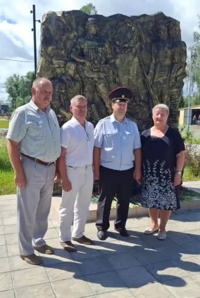 В мероприятии, состоявшемся на площади у памятного знака «Участникам боевых действий, погибшим при исполнении воинского долга», приняли участие представители Общественного совета ОМВД России по Колпашевскому району, ветераны... В мероприятии, состоявшемся на площади у памятного знака «Участникам боевых действий, погибшим при исполнении воинского долга», приняли участие представители Общественного совета ОМВД России по Колпашевскому району, ветераны...