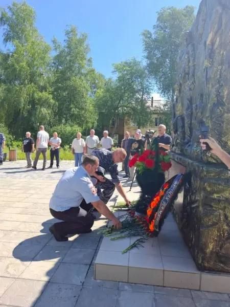 В мероприятии, состоявшемся на площади у памятного знака «Участникам боевых действий, погибшим при исполнении воинского долга», приняли участие представители Общественного совета ОМВД России по Колпашевскому району, ветераны... В мероприятии, состоявшемся на площади у памятного знака «Участникам боевых действий, погибшим при исполнении воинского долга», приняли участие представители Общественного совета ОМВД России по Колпашевскому району, ветераны...