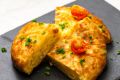 Фриттата с лососем, сладким перцем и луком-пореем
