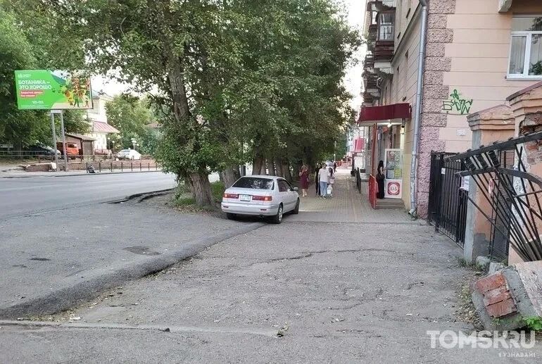 Мастера томской парковки: учебные машины или короли остановок Мастера томской парковки: учебные машины или короли остановок