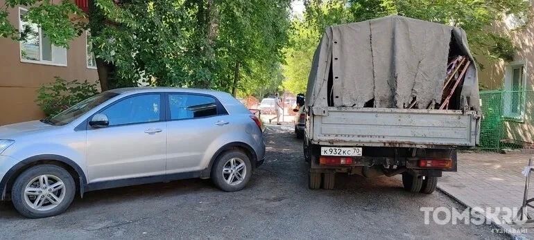 Мастера томской парковки: бунтарский мусорный бак или непроходимые препятствия Мастера томской парковки: бунтарский мусорный бак или непроходимые препятствия