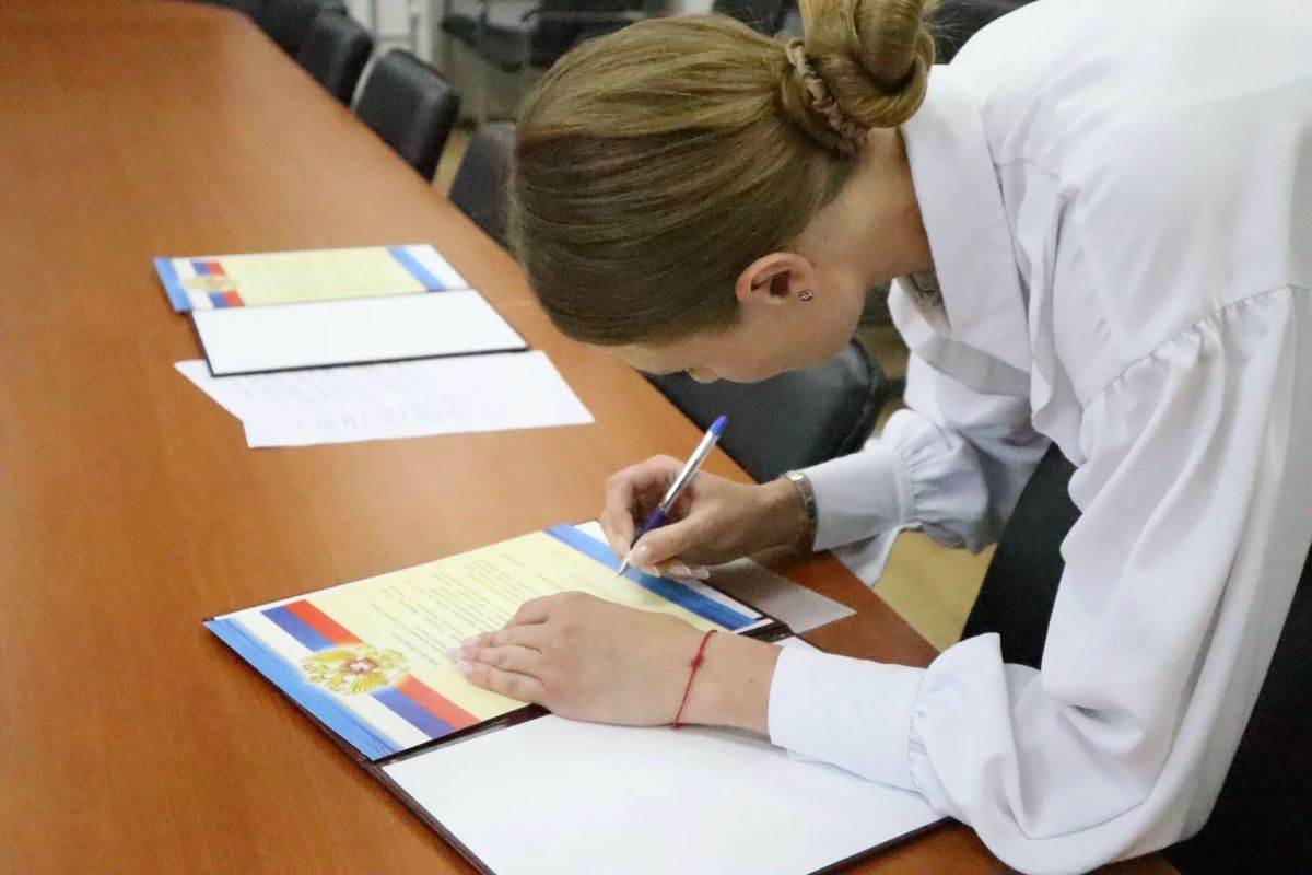Сегодня в прокуратуре Томской области молодые специалисты дали клятву верности Закону Сегодня в прокуратуре Томской области молодые специалисты дали клятву верности Закону