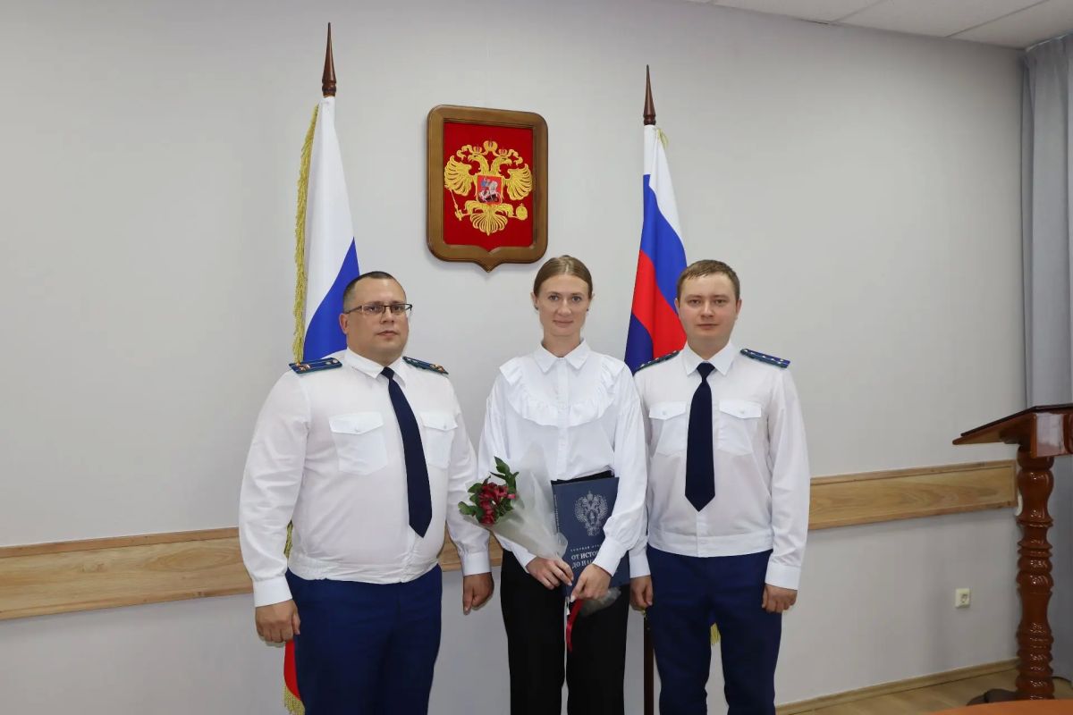 Сегодня в прокуратуре Томской области молодые специалисты дали клятву верности Закону Сегодня в прокуратуре Томской области молодые специалисты дали клятву верности Закону