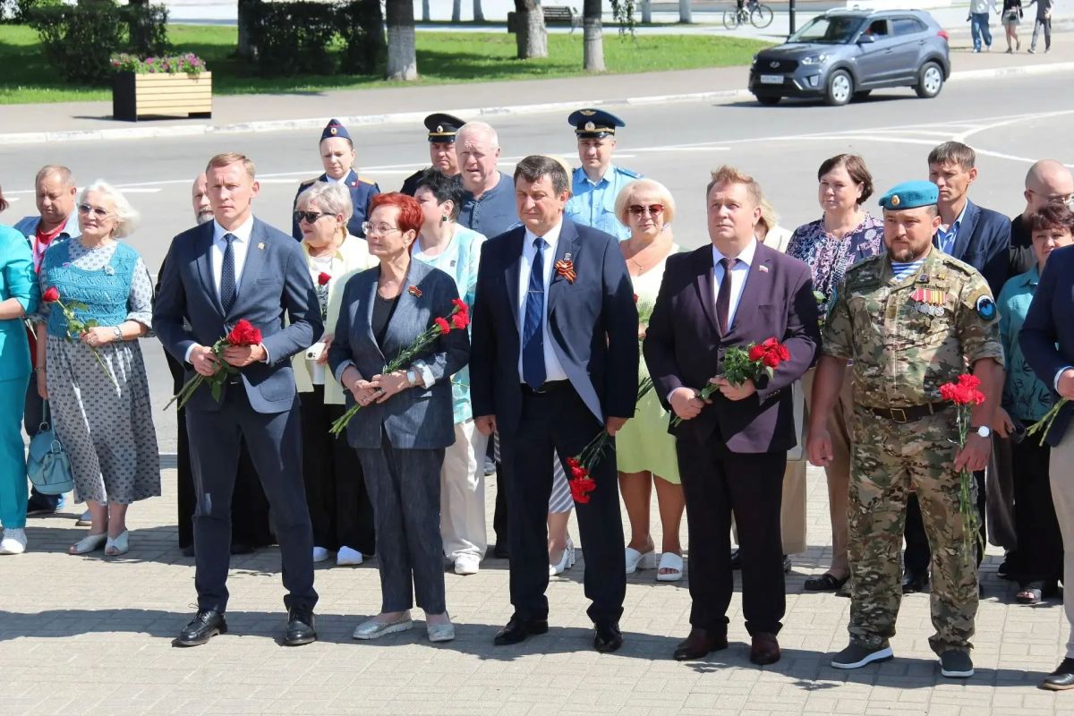 Томская делегация посетила мемориальные места в муниципалитетах Смоленской области Томская делегация посетила мемориальные места в муниципалитетах Смоленской области