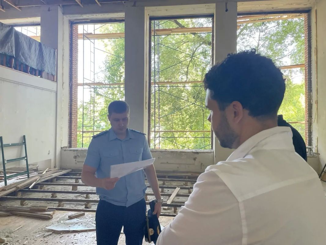 Прокурор Кировского района г. Томска Александр Конопатов проконтролировал ход капитального ремонта здания будущего художественного музея Прокурор Кировского района г. Томска Александр Конопатов проконтролировал ход капитального ремонта здания будущего художественного музея