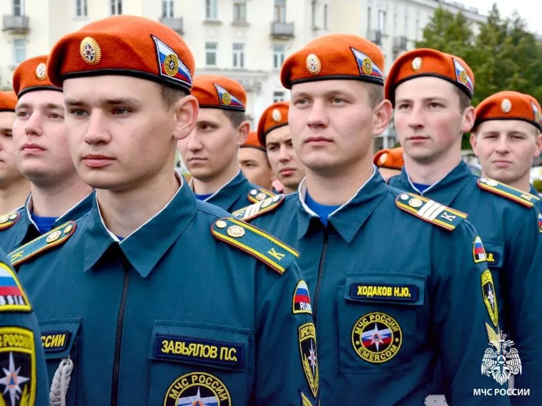 #ЛицаМЧС. #ЛицпГПН. Династия мужества: как семейные ценности привели Павла Завьялова в ряды МЧС России Сегодня, в день 99-й годовщины со дня образования органов Государственного пожарного надзора, мы продолжаем знакомить... #ЛицаМЧС. #ЛицпГПН. Династия мужества: как семейные ценности привели Павла Завьялова в ряды МЧС России Сегодня, в день 99-й годовщины со дня образования органов Государственного пожарного надзора, мы продолжаем знакомить...
