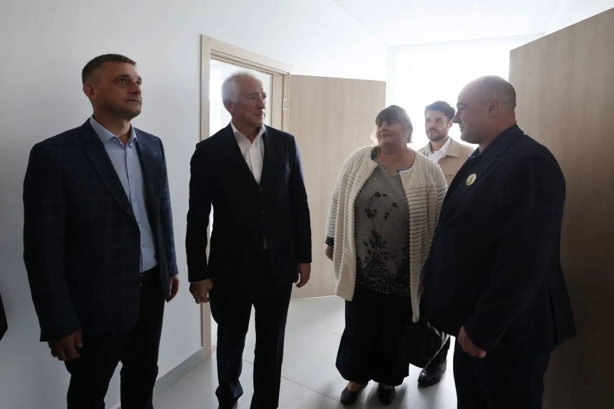 Владимир Мазур: Проверили капитальный ремонт Молчановской школы №1. Создаём современные условия в корпусе начальной школы - для 184 самых маленьких учеников и их педагогов Владимир Мазур: Проверили капитальный ремонт Молчановской школы №1. Создаём современные условия в корпусе начальной школы - для 184 самых маленьких учеников и их педагогов