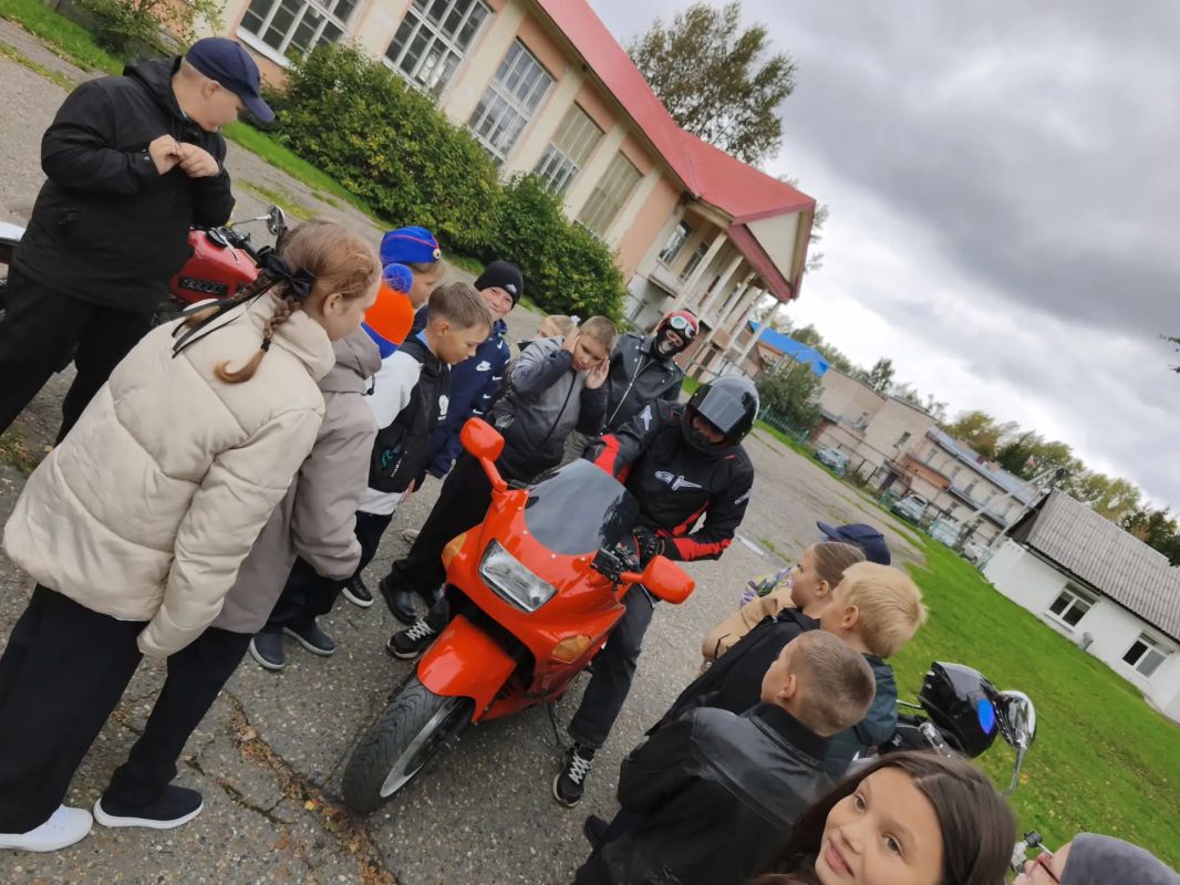 В Колпашевском районе сотрудники Госавтоинспекции, совместно с ЮИД и представителями мотоклуба «Шальная рысь», провели для школьников урок дорожной безопасности в автогородке В Колпашевском районе сотрудники Госавтоинспекции, совместно с ЮИД и представителями мотоклуба «Шальная рысь», провели для школьников урок дорожной безопасности в автогородке