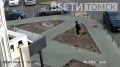 Неизвестные сбросили с высотки пакет с водой на мать с ребенком в Томске: видео