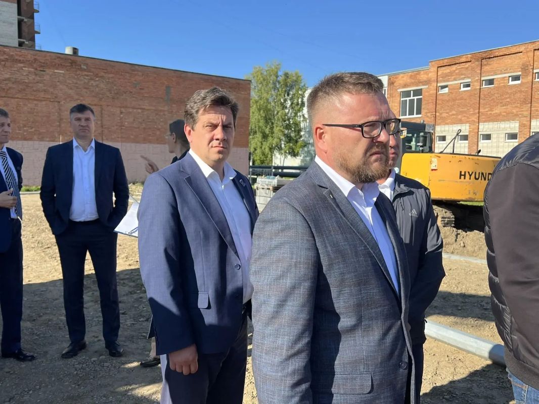 Владимир Мазур: С Валерием Валериевичем Дениченко, Ильёй Алексеевичем Леонтьевым, Максимом Александровичем Дягилевым проверили ход строительства фиджитал-центра в Стрежевом Владимир Мазур: С Валерием Валериевичем Дениченко, Ильёй Алексеевичем Леонтьевым, Максимом Александровичем Дягилевым проверили ход строительства фиджитал-центра в Стрежевом