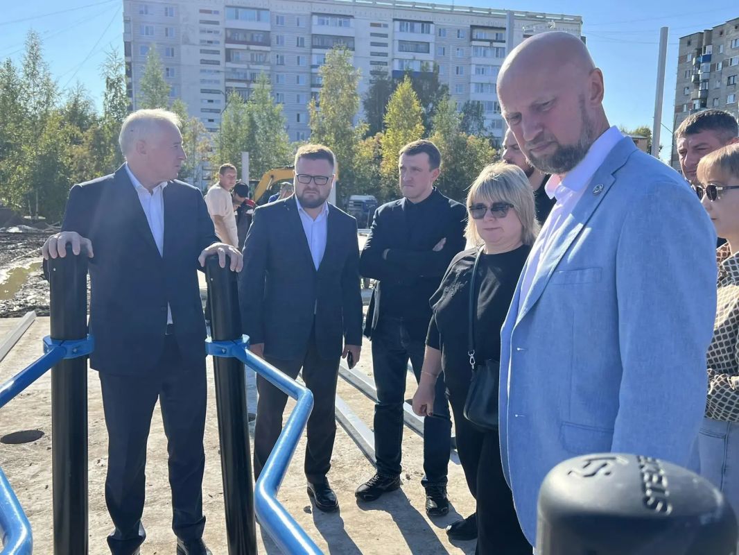 Владимир Мазур: С Валерием Валериевичем Дениченко, Ильёй Алексеевичем Леонтьевым, Максимом Александровичем Дягилевым проверили ход строительства фиджитал-центра в Стрежевом Владимир Мазур: С Валерием Валериевичем Дениченко, Ильёй Алексеевичем Леонтьевым, Максимом Александровичем Дягилевым проверили ход строительства фиджитал-центра в Стрежевом