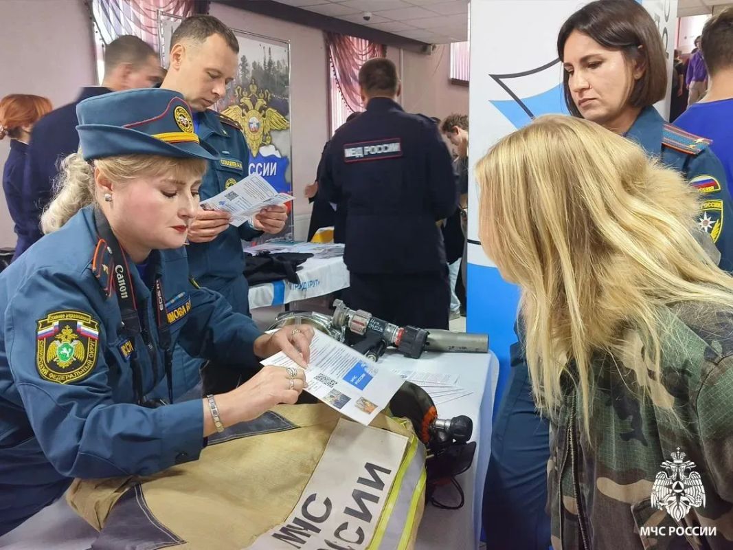 Сотрудники МЧС России приняли участие в IV карьерном форуме «Труд крут» Сотрудники МЧС России приняли участие в IV карьерном форуме «Труд крут»