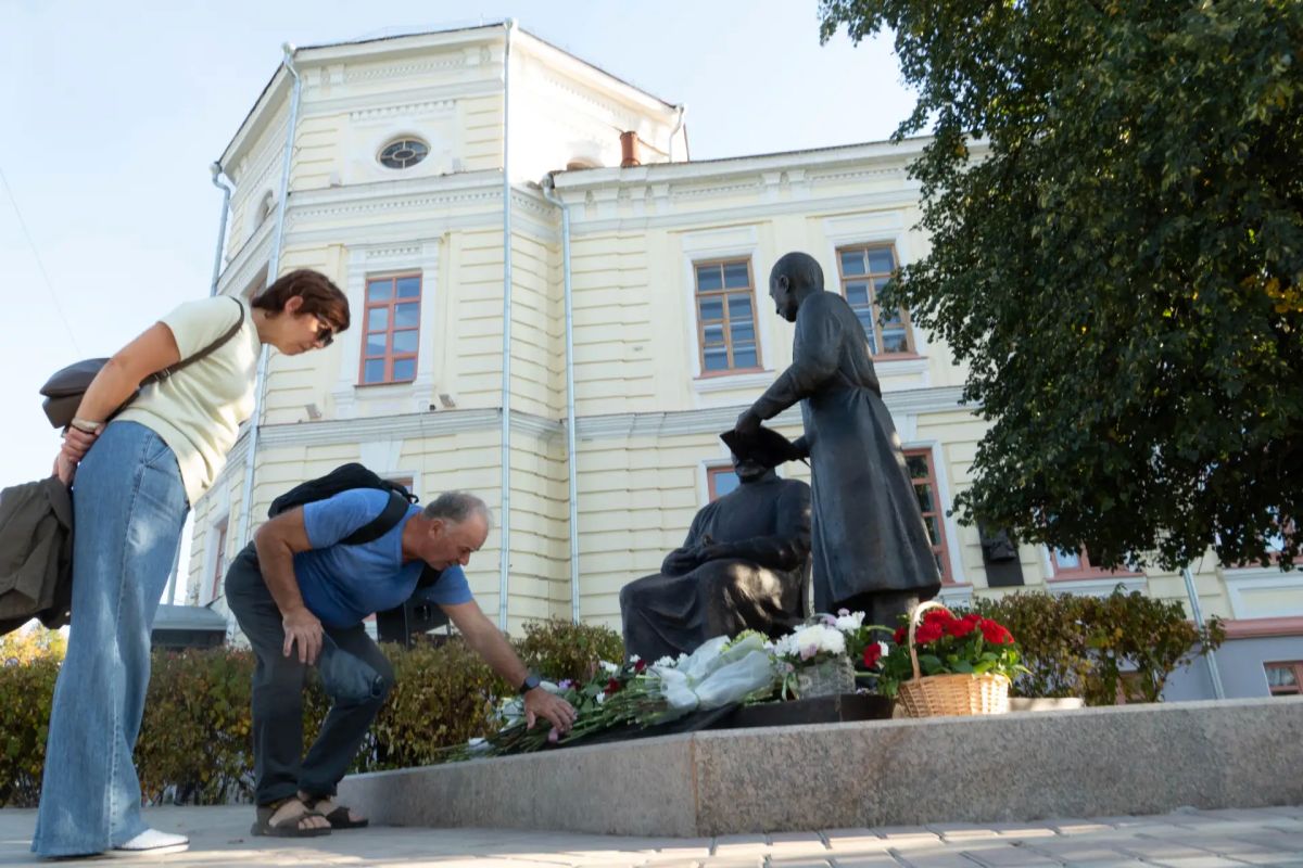 В Томске у СибГМУ открыли памятник учителю и ученику — профессорам Михаилу Курлову и Дмитрию Яблокову В Томске у СибГМУ открыли памятник учителю и ученику — профессорам Михаилу Курлову и Дмитрию Яблокову