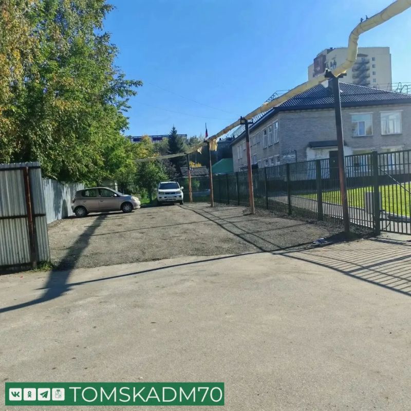 Возле обновлённых корпусов школы № 45 организованы парковочные места Возле обновлённых корпусов школы № 45 организованы парковочные места