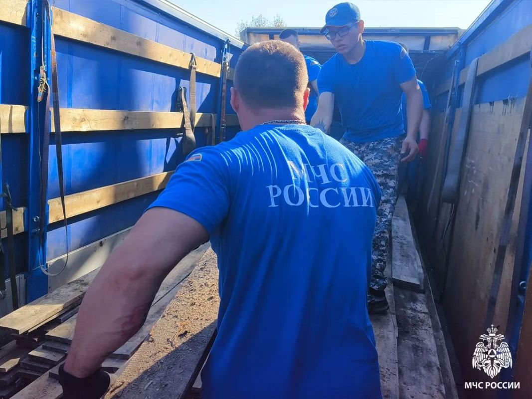 Сотрудники Главного управления МЧС России по Томской области помогли в отправке гуманитарного груза на СВО Сотрудники Главного управления МЧС России по Томской области помогли в отправке гуманитарного груза на СВО