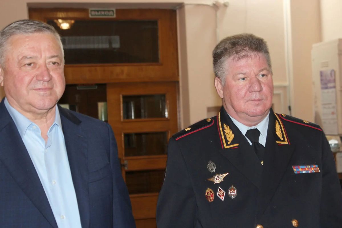 Начальник УМВД России по Томской области генерал-майор полиции Александр Андреевич Никульников, в день единого голосования, совершил рабочий визит в УМВД России по ЗАТО г. Северск Начальник УМВД России по Томской области генерал-майор полиции Александр Андреевич Никульников, в день единого голосования, совершил рабочий визит в УМВД России по ЗАТО г. Северск