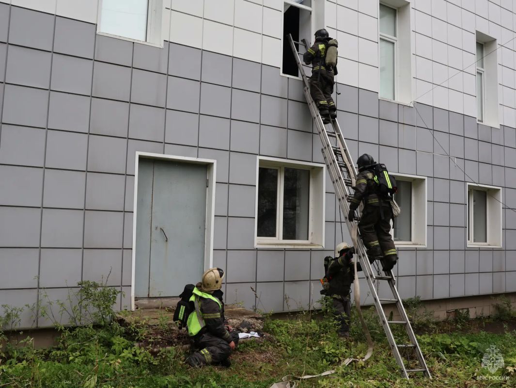 Томские огнеборцы ликвидировали условное возгорание в учебном корпусе Томского государственного университета Томские огнеборцы ликвидировали условное возгорание в учебном корпусе Томского государственного университета