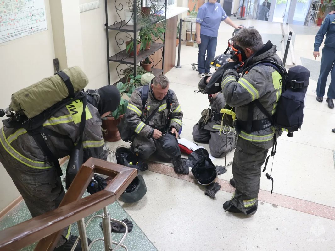 Томские огнеборцы ликвидировали условное возгорание в учебном корпусе Томского государственного университета Томские огнеборцы ликвидировали условное возгорание в учебном корпусе Томского государственного университета