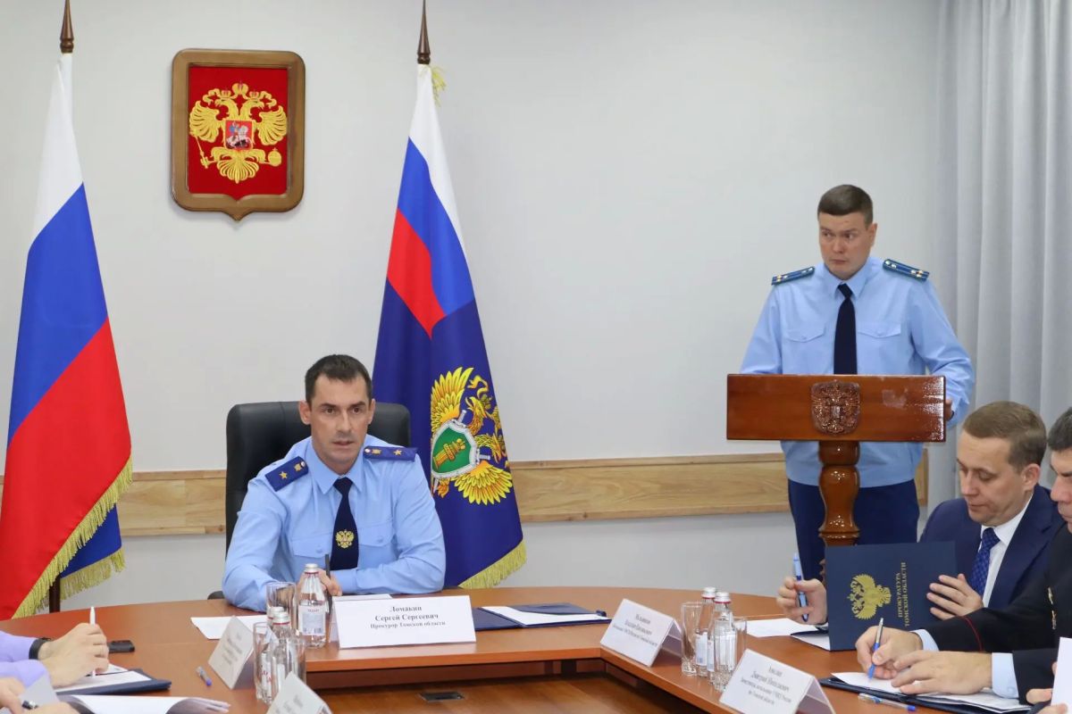 Прокурор Томской области Сергей Ломакин обсудил с правоохранителями эффективность противодействия преступлениям, совершенным организованными группами и преступными сообществами Прокурор Томской области Сергей Ломакин обсудил с правоохранителями эффективность противодействия преступлениям, совершенным организованными группами и преступными сообществами