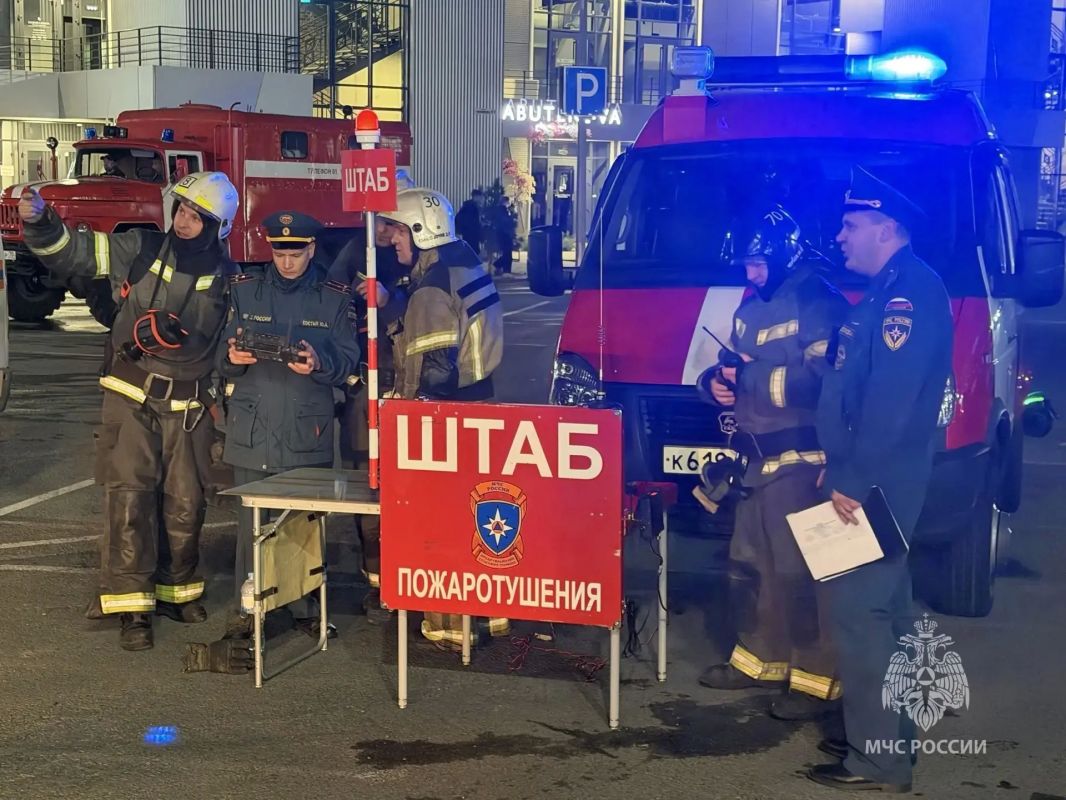 Томские пожарные ликвидируют возгорание административного здания на улице Нахимова По предварительным данным открытое горение ликвидировано на площади 1600 квадратных метров. Перехода огня на соседние здания не допущено.... Томские пожарные ликвидируют возгорание административного здания на улице Нахимова По предварительным данным открытое горение ликвидировано на площади 1600 квадратных метров. Перехода огня на соседние здания не допущено....