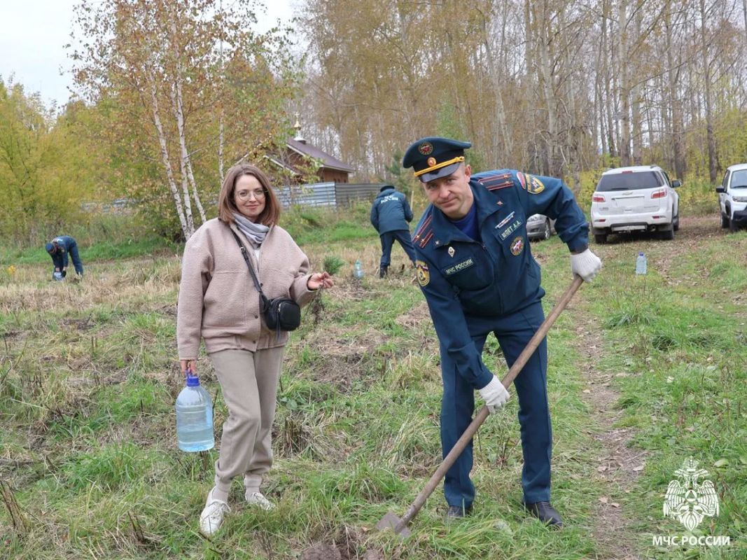 К 100-летию государственного пожарного надзора: томские сотрудники МЧС высадили 100 деревьев К 100-летию государственного пожарного надзора: томские сотрудники МЧС высадили 100 деревьев