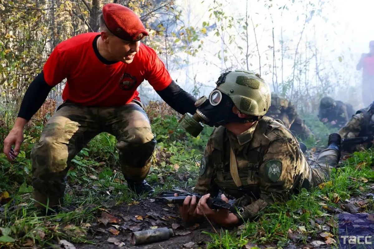 Военнослужащие спецподразделений Сибирского округа Росгвардии прошли испытания на право ношения крапового берета Военнослужащие спецподразделений Сибирского округа Росгвардии прошли испытания на право ношения крапового берета