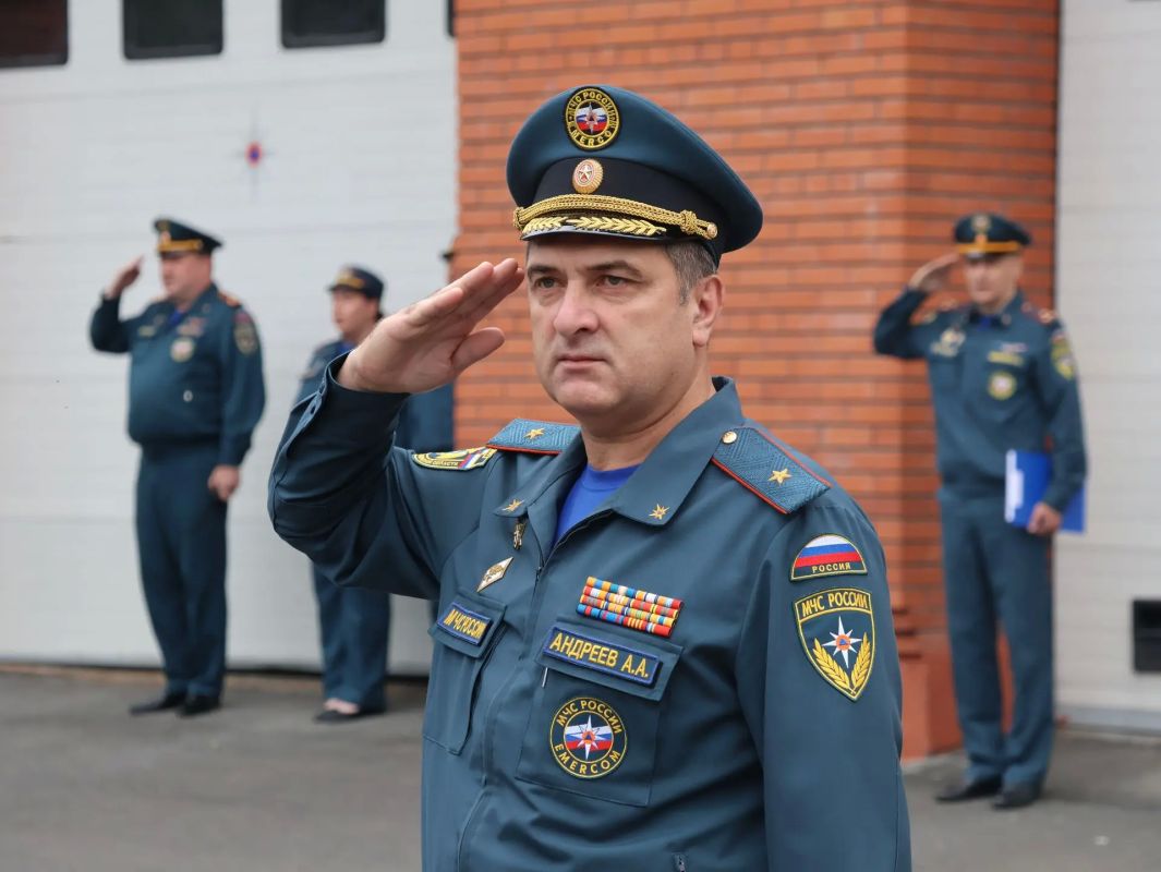 Коллектив Главного управления МЧС России по Томской области поздравляет начальника Главного управления генерал-майора внутренней службы Андрея Анатольевича Андреева с днем рождения