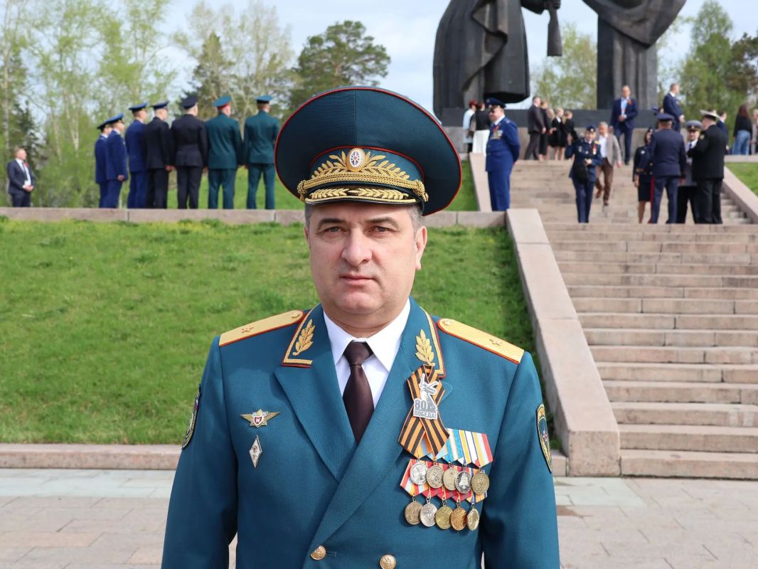 Коллектив Главного управления МЧС России по Томской области поздравляет начальника Главного управления генерал-майора внутренней службы Андрея Анатольевича Андреева с днем рождения Коллектив Главного управления МЧС России по Томской области поздравляет начальника Главного управления генерал-майора внутренней службы Андрея Анатольевича Андреева с днем рождения